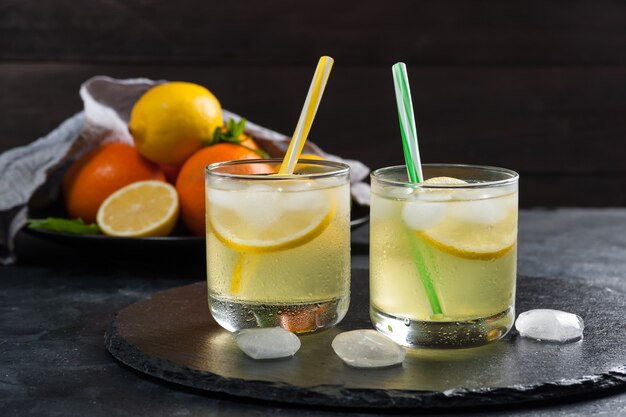 Limonata fatta in casa con menta di lemone e arancia