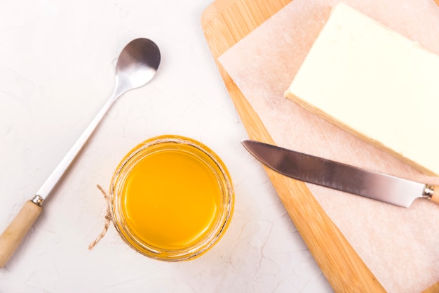 Photo homemade liquid ghee or clarified butter in