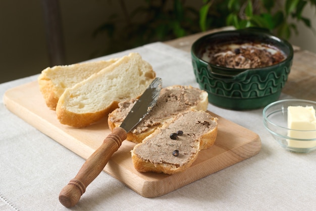 Домашний паштет из печени с хлебом и маслом. Деревенский стиль
