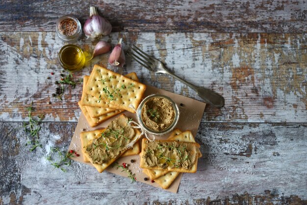 Домашний паштет из печени с крекером и микрогринами.