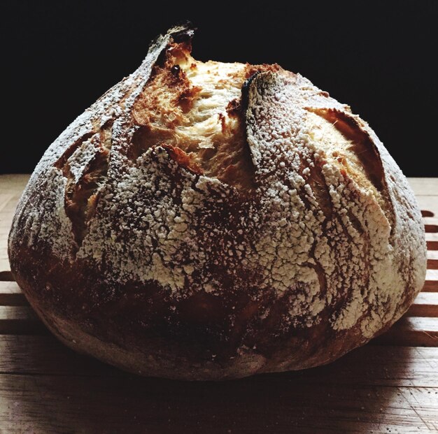 Foto un pezzo di pane fatto in casa sulla tavola