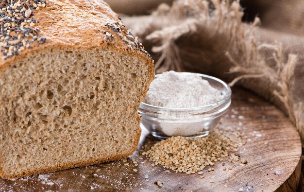 Foto pagnotta di pane fatta in casa