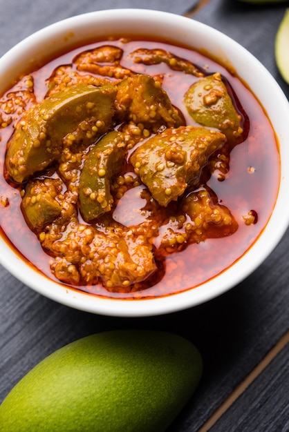 Photo homemade mango pickle or aam ka achar or kairi loncha in a bowl, selective focus