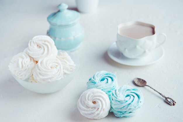 Foto marshmallow fatto in casa natura morta wirh tazza di cacao e cucchiaio vintage