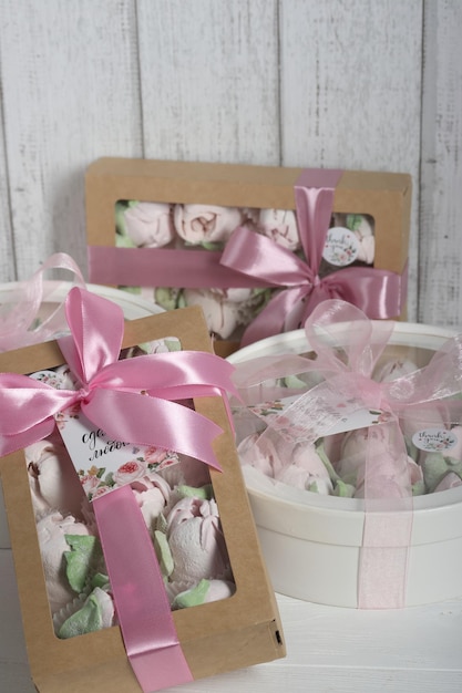 Foto marshmallows fatti in casa tulipani fatti di marshmallows marshmallow in scatole con coperchio trasparente