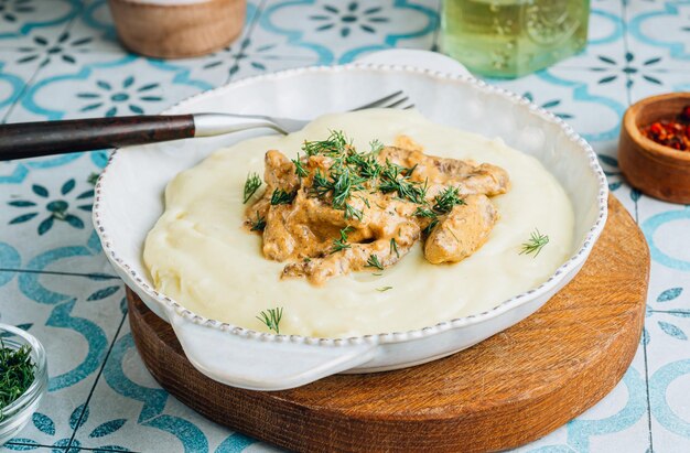 Photo homemade mashed potatoes with beef stroganoff