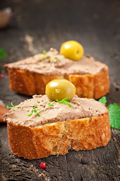 Фото Домашняя мясная закуска из паштета из куриной печени с пикантными и оливками