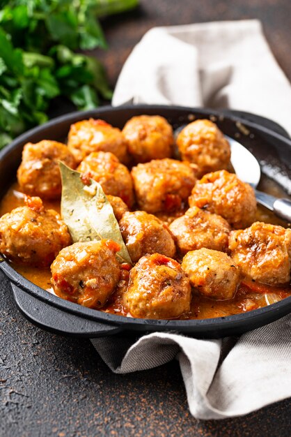 Photo homemade meatballs with tomato sauce