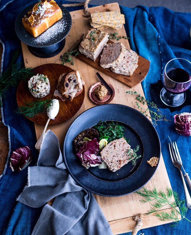 Фотография домашний мясный хлеб с специями и гарбом