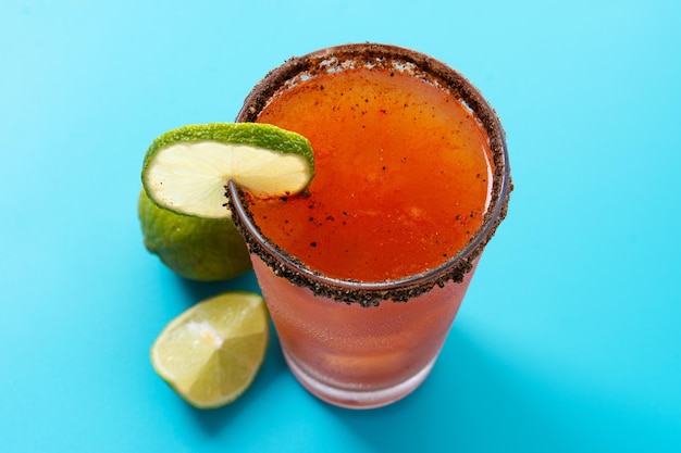 Photo homemade michelada cocktail with beer lime juicehot saucesalted rim and tomato juice