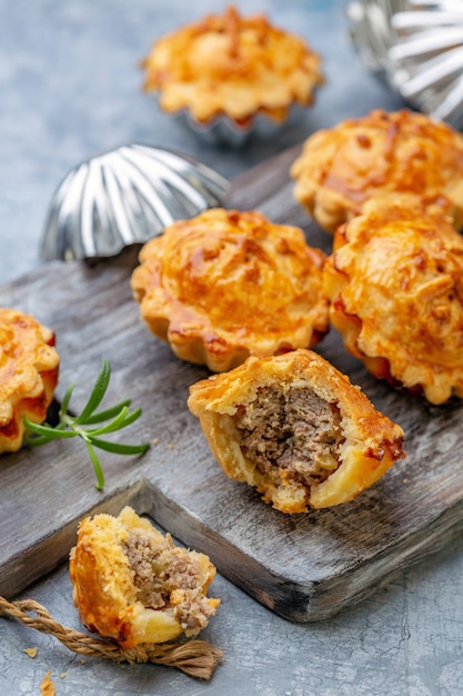 Foto mini torte fatte in casa con ripieno di carne