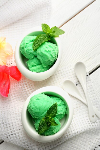 Photo homemade mint icecream on light wooden background