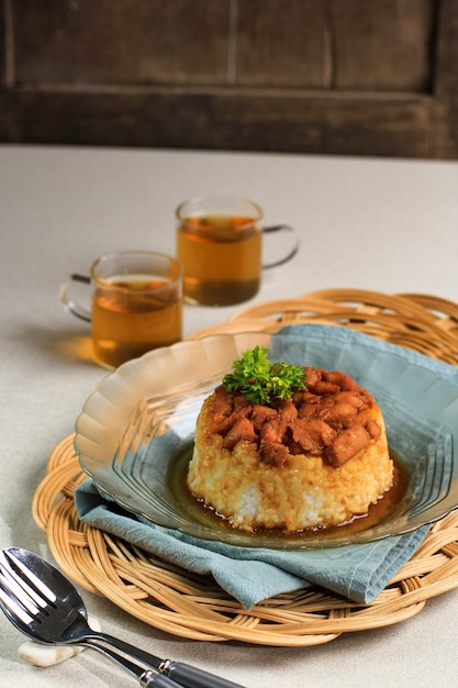 수제 나시 팀 아얌, 깍둑썰기한 닭고기 간장 찜. 아침식사로 인도네시아식 컴포트 푸드