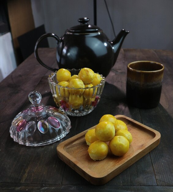 Foto piatto per torta nastar fatto in casa con teaset