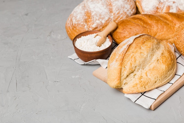 Pane naturale fatto in casa diversi tipi di pane fresco come vista prospettica di sfondo con spazio per la copia