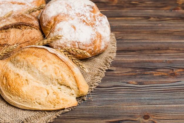 집에서 만든 천연 빵 다양한 종류의 신선한 빵을 복사 공간이 있는 배경 원근감으로 볼 수 있습니다.