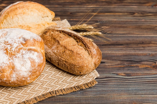 Pane naturale fatto in casa diversi tipi di pane fresco come vista prospettica di sfondo con spazio per la copia