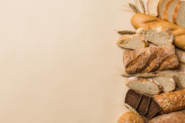 Pane naturale fatto in casa diversi tipi di pane fresco come sfondo vista dall'alto con spazio per la copia