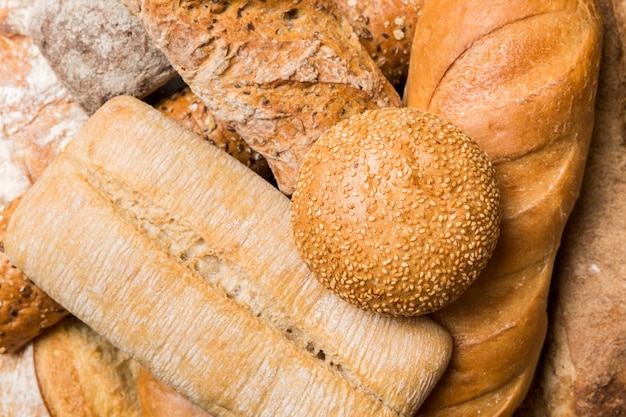 집에서 만든 천연 빵 다양한 종류의 신선한 빵을 복사 공간이 있는 배경 상단 보기