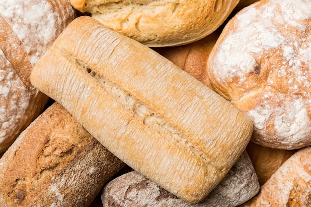 Домашний натуральный хлеб Различные виды свежего хлеба в качестве фона сверху с копией пространства