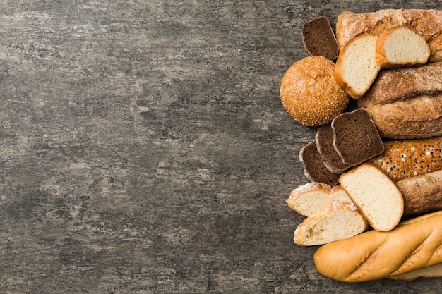 Pane naturale fatto in casa diversi tipi di pane fresco come sfondo vista dall'alto con spazio per la copia