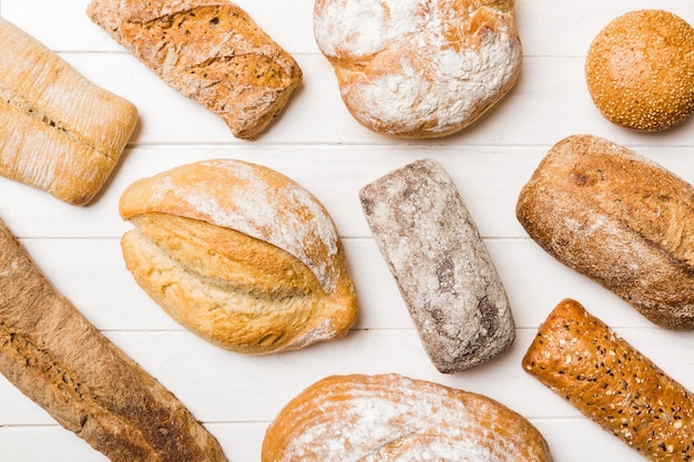 Pane naturale fatto in casa diversi tipi di pane fresco come sfondo vista dall'alto con spazio per la copia