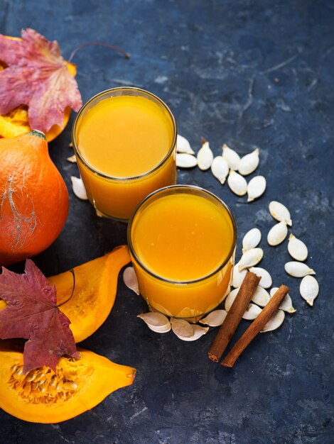 Succo di zucca naturale fatto in casa in bicchieri sul tavolo