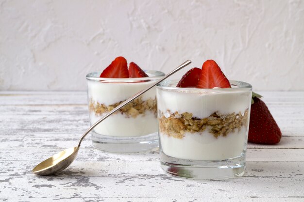 Yogurt naturale fatto in casa con fragole e muesli.