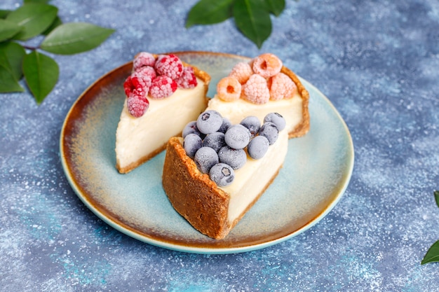 냉동 딸기와 민트, 건강한 유기농 디저트, 평면도와 홈 메이드 뉴욕 치즈 케이크