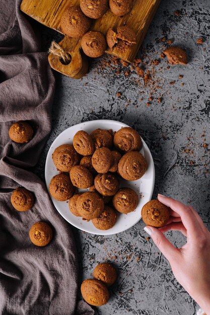 Foto biscotti di farina d'avena fatti in casa su un tavolo rustico