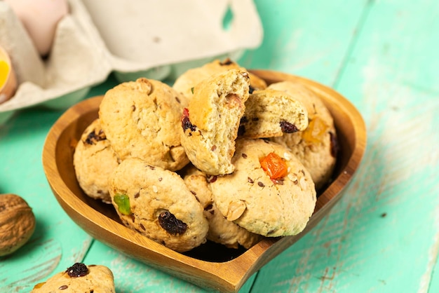 Biscotti di farina d'avena fatti in casa con frutta candita in un piatto a forma di cuore