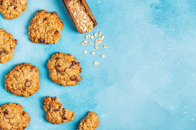 Photo homemade oatmeal cookies with cranberries and pumpkin seeds