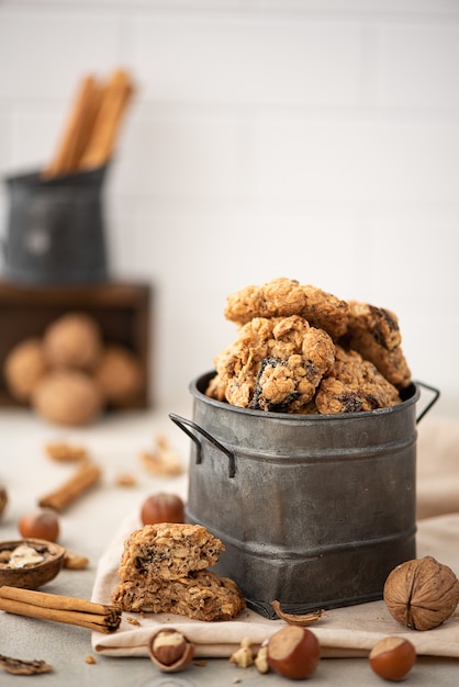 Biscotti di farina d'avena fatti in casa con prugne secche e noci in una lattina di ferro
