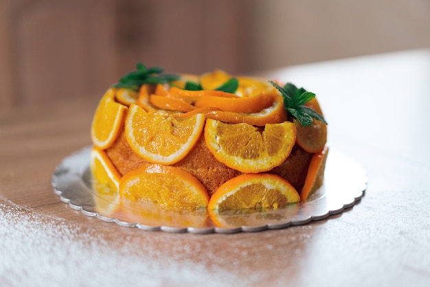 부엌에서 슬라이스 오렌지와 함께 만든 오렌지 케이크