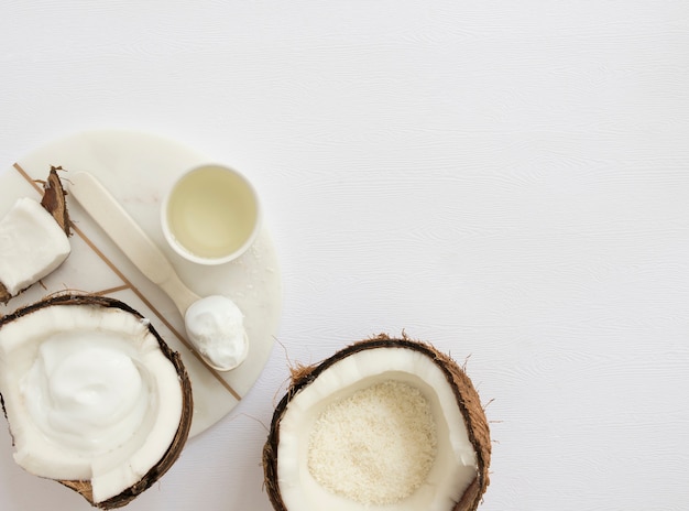 Foto cosmetico organico casalingo con la noce di cocco per la stazione termale su fondo bianco