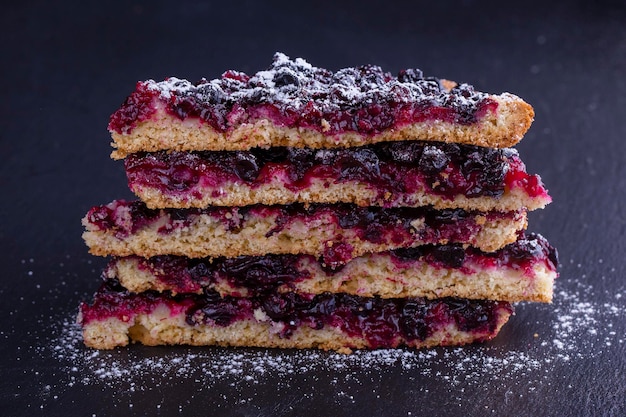 Foto pasta di ribes biologica fatta in casa, dessert pronto da mangiare. torta di ribes da vicino.