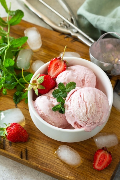 집에서 만든 유기농 딸기 아이스크림 민트 잎을 곁들인 딸기 아이스크림 볼