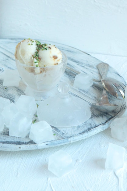 ナッツと角氷と大きなシナモンを添えた自家製オーガニックホワイトバニラアイスクリーム
