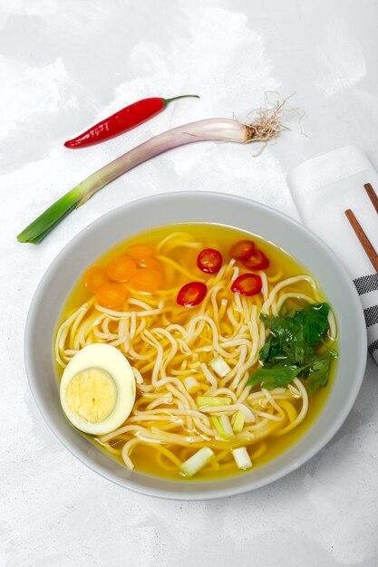 Foto tagliatelle ramen orientali fatte in casa