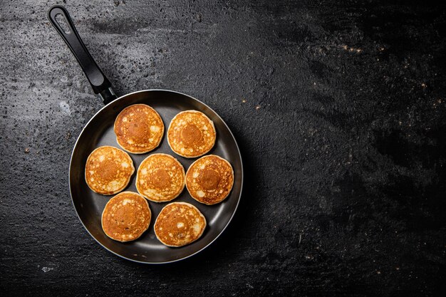 Foto pancake fatti in casa in una padella