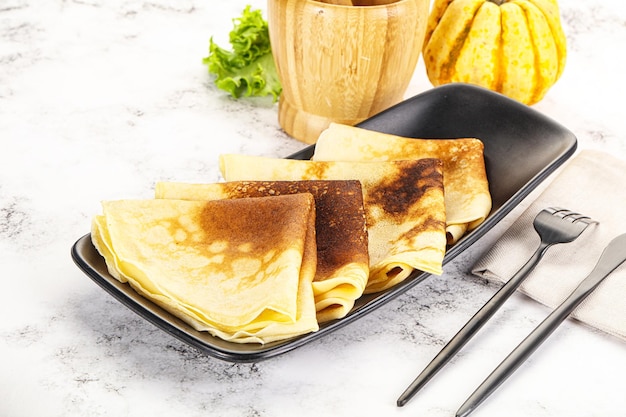 아침 식사로 집에서 만든 팬케이크 한 어리