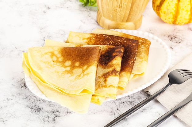 아침 식사로 집에서 만든 팬케이크 한 어리