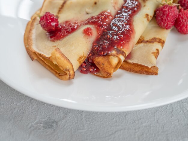 Foto frittelle fatte in casa con marmellata di lamponi. copia spazio.