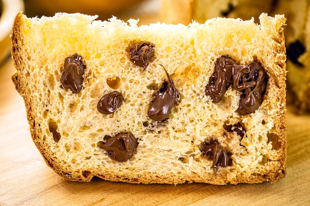 Fetta di panettone fatto in casa, con frutta candita, tipico pane natalizio prodotto in brasile e in italia, dolce tradizionale di natale