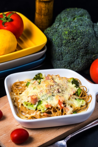 Pasta fatta in casa con prosciutto e formaggio