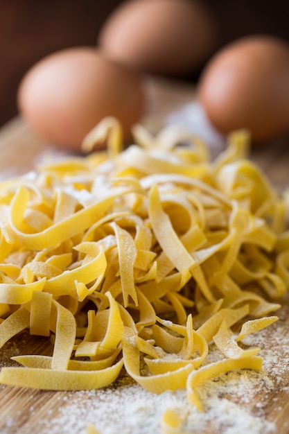 Foto pasta fatta in casa con le uova in background