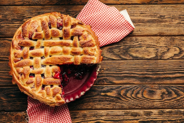 Foto pasta fatta in casa con frutti di bosco e mele