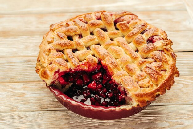 Photo homemade pastry with berries and apple