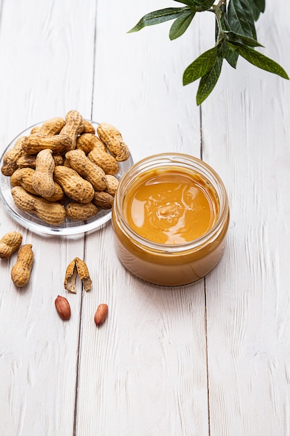 Домашнее арахисовое масло, натуральное, здоровое питание, современное оздоровление и веганская концепция.