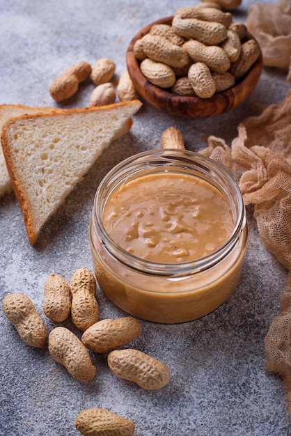 Photo homemade peanut butter and nuts